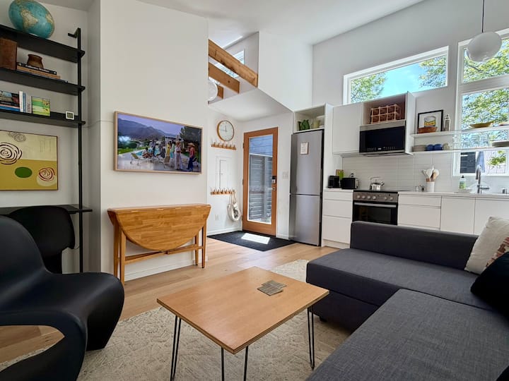 Modern Private Guesthouse near University Village