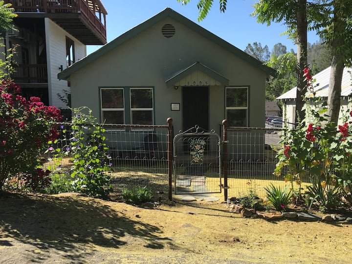 Vicki's Little Cottage A