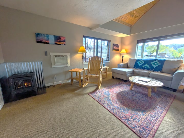 #7 / River Pines Inn - River Cabin (Dog-Friendly)