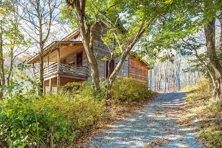 Chestnut Cabin- Couples Retreat, Hot Tub, Private