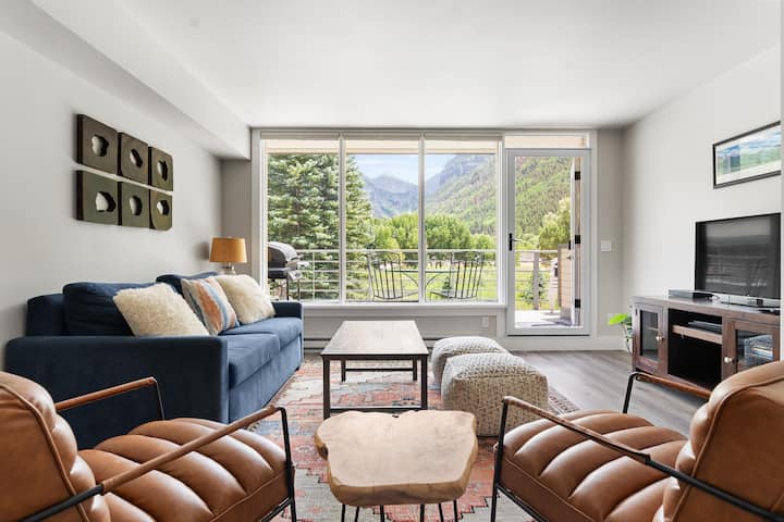 The Valley Vista: Top floor unit w/ views & hot tub