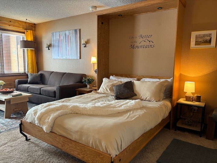 Cozy Studio~Mtn Views~Salt Water Pool & Hot-Tubs