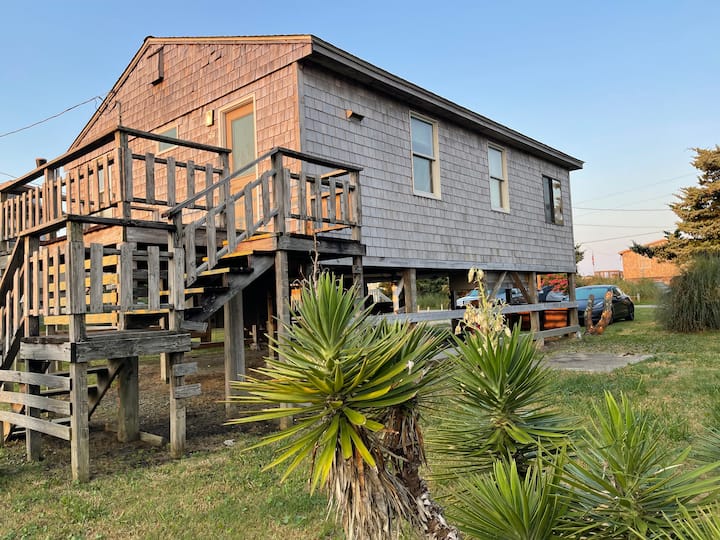 Cozy Beach Cottage on water, walk to beach