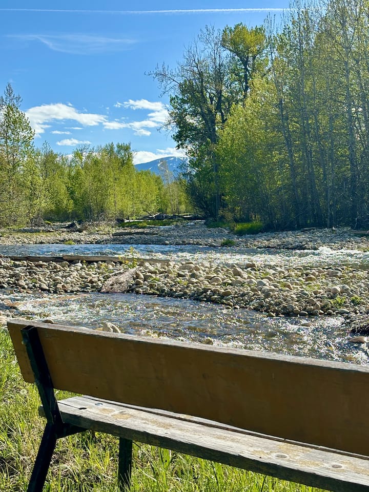 Cabin on riverfront acreage minutes from Red Lodge