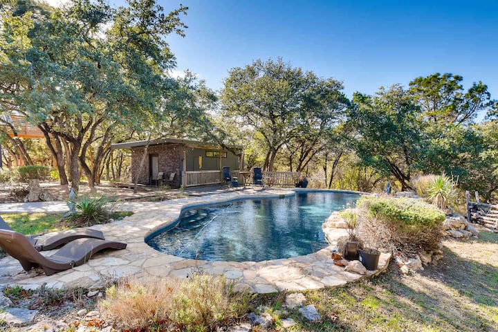 Modern Cabin Retreat, Pool, Hot Tub, Goats & Emus!