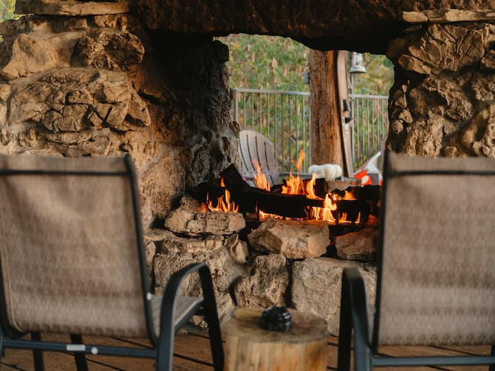 King Bed*Fire Pit*50"TV*Salt Water Pool*Fast WiFi