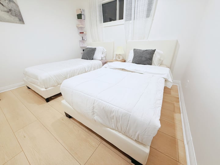 10+ minutes from Down Town. Montele Park double room. Shared living room, dining room, kitchen, laundry. Electronic keypad.