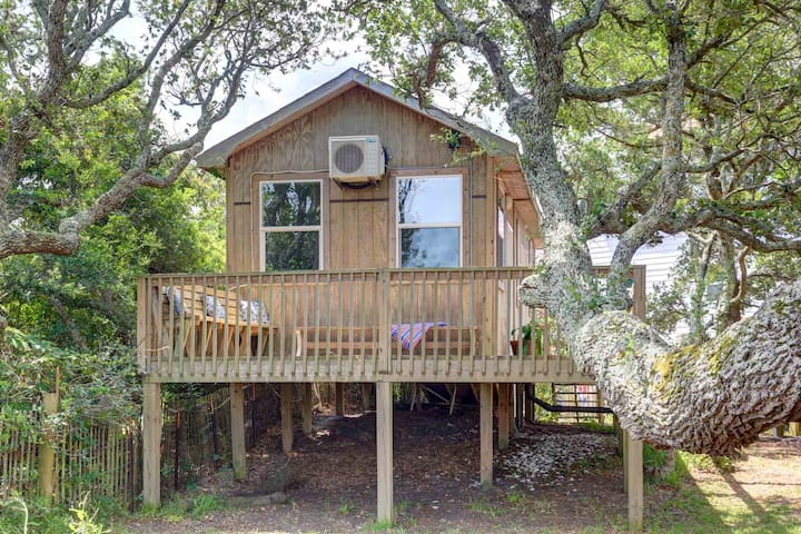 Barefoot Bungalow, steps from the Pamlico Sound