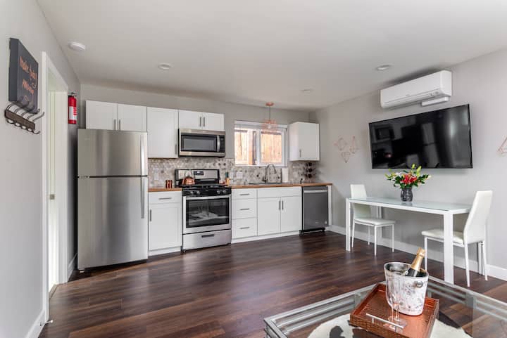 Downtown Dream Cottage-2 Blocks to Square