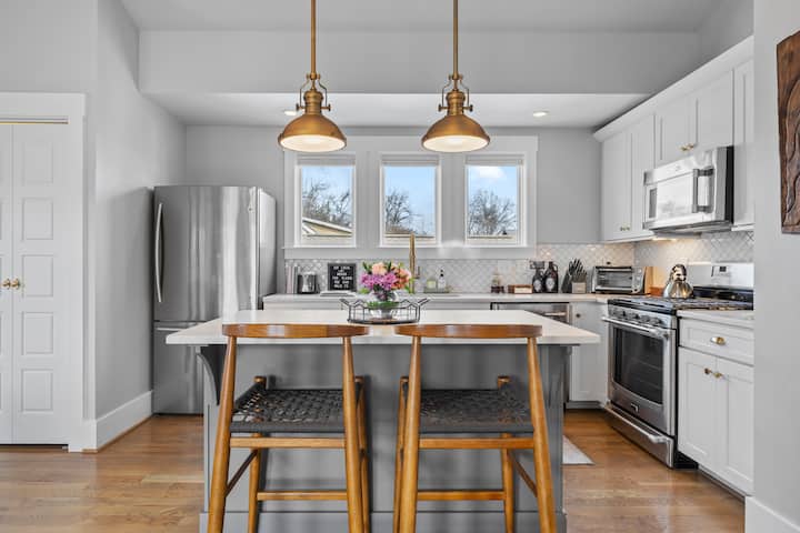 12 South Carriage House - Walk to Shops & Dining!