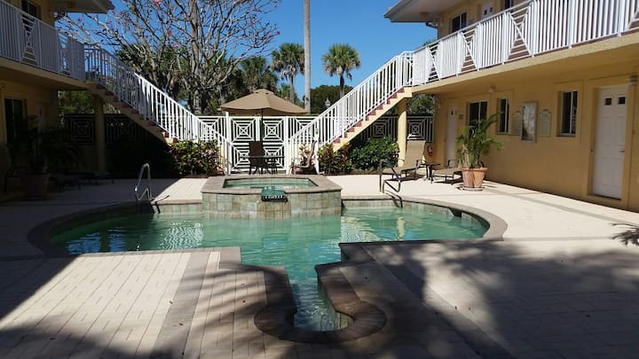 Perfectly located Old Naples condo