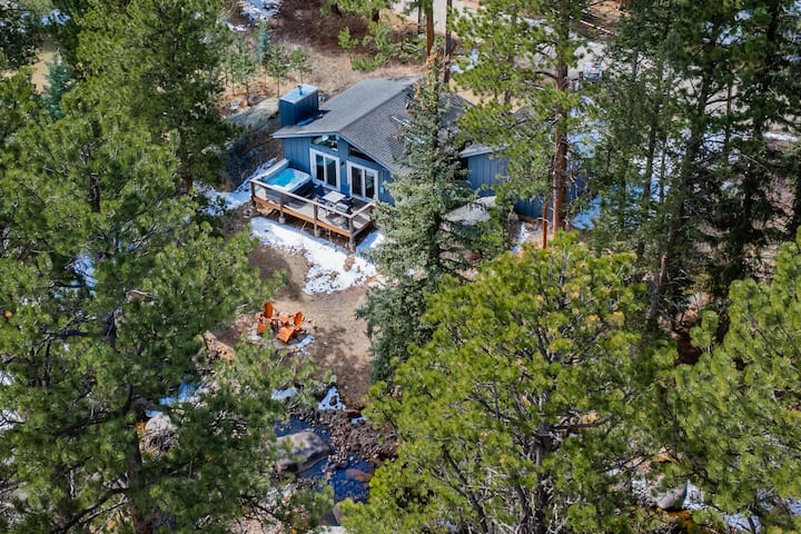 Hot tub! King bed & fireplace! Riverfront cabin