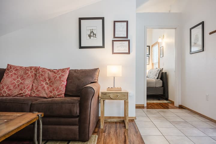 Historic 1BR Apt • Walk to Hot Springs, Food & Fun