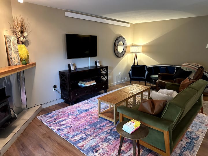 Spacious 2BR | Hot Tub Pool | Free Shuttle