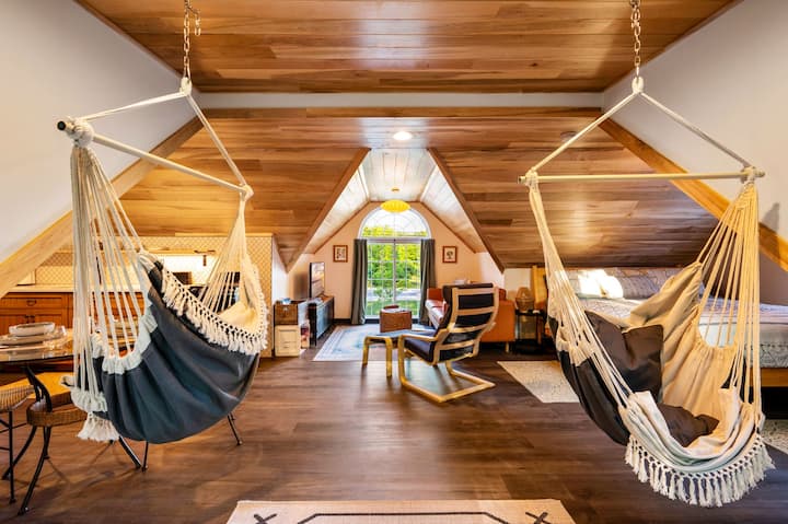 Village Tree House, walk to town & waterfront
