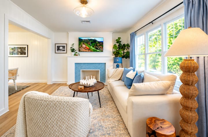 Coastal Retreat | Walk to Food & Boats | King Bed