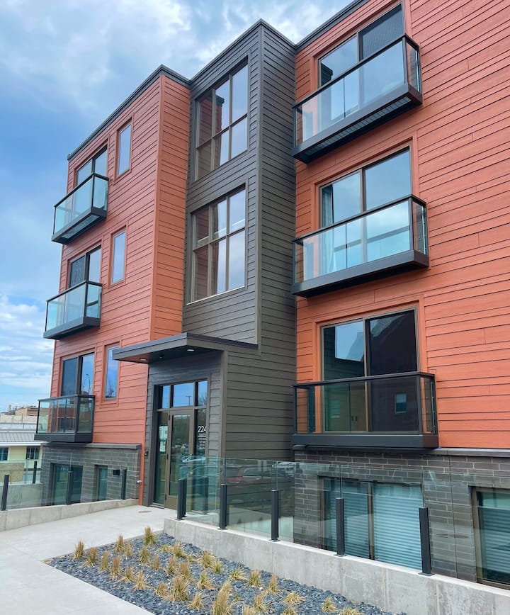 Modern State- Downtown TC Condo/Free Parking