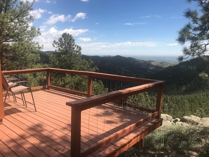 Private Mountain Retreat, while 10 mins from town