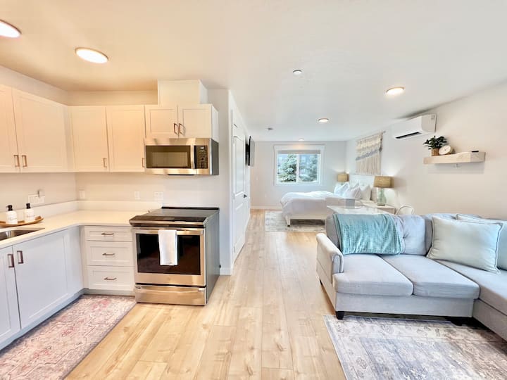 *New* Beautiful Modern Condo - Book Now!