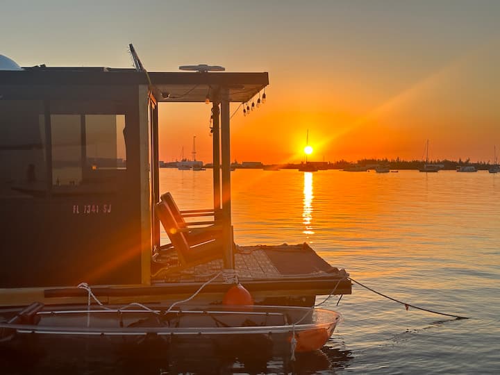 Off Grid HouseBoat "Shanty Pineapple
Key West"
