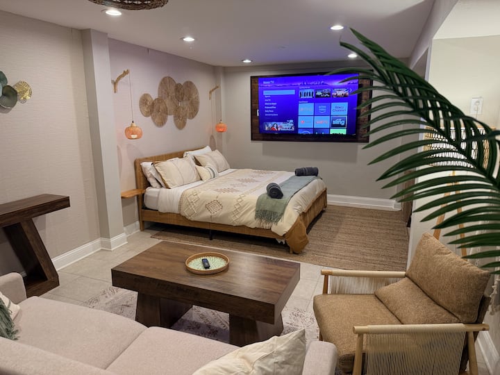 Waterfront Haven | King Studio | Hot Tub | UWF I10