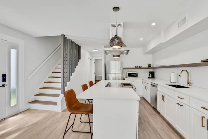 2BR/2B Get Away-Walk to St. Aug