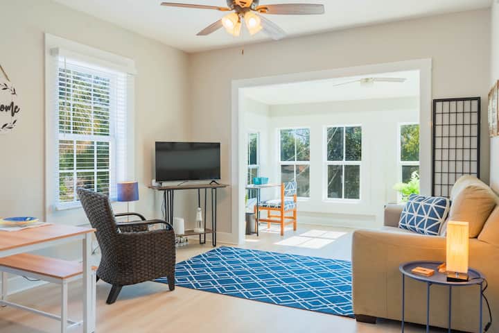 1 BR Apt with Sunroom-Walk to Historic Hub