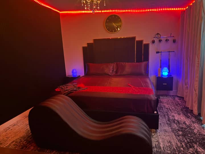 Private Adult-only King Bed with HOT TUB