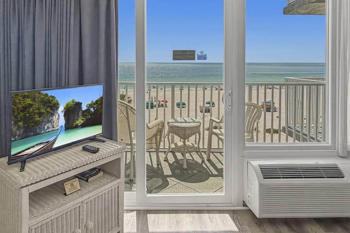 Beachfront Studio w/ Pool, Tiki Bar & Gulf Views