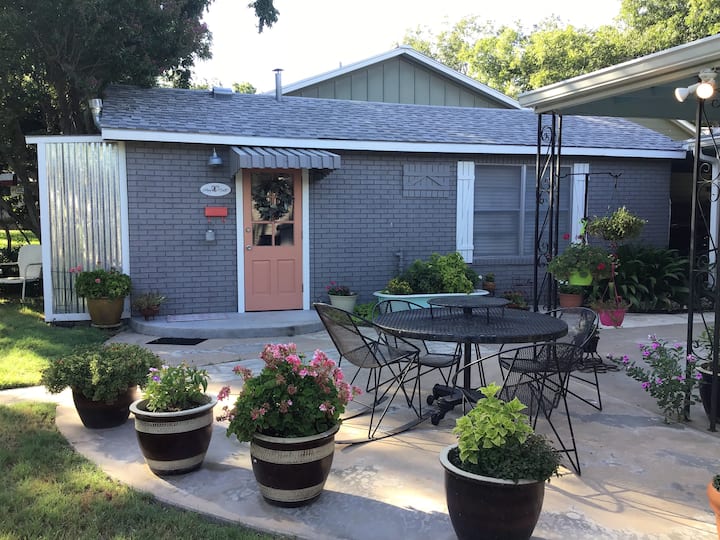 Alley Bett Private Cottage 4.5 Blocks from Main St