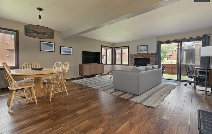 Spacious, Updated 1bd Mammoth Lakes Getaway