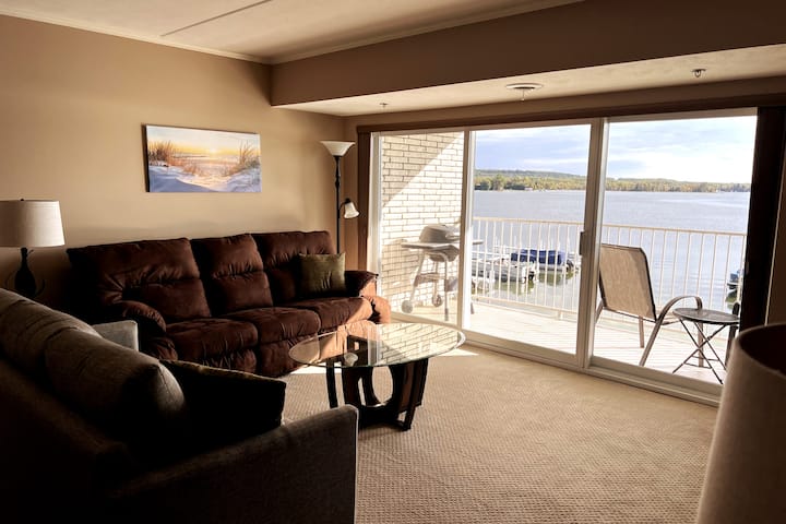 Centrally Located Lakefront Condo-Beach & Fishing