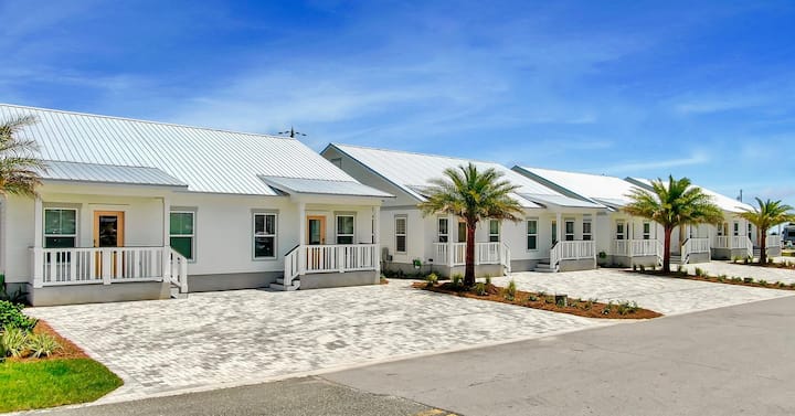 Mexico Beach Cottage - Steps from the Beach!