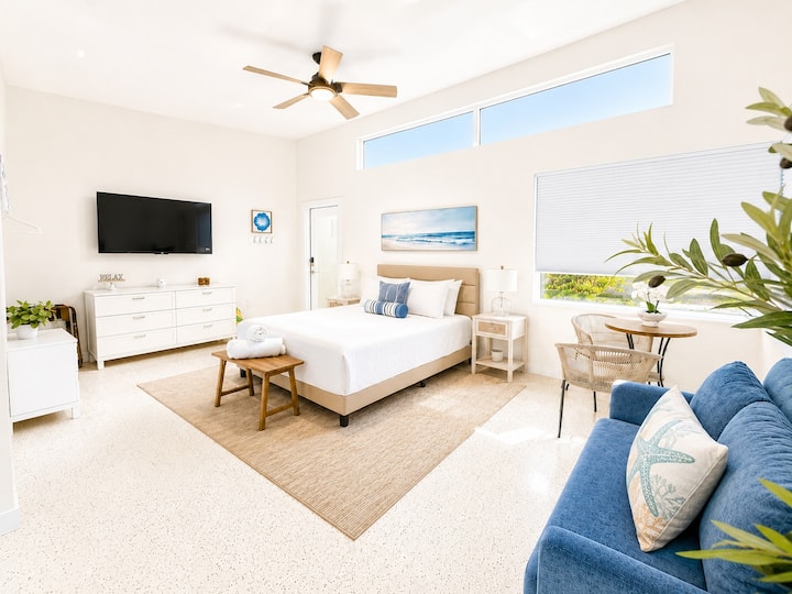 Modern Lido Key Cottage Pool & Steps to Beach