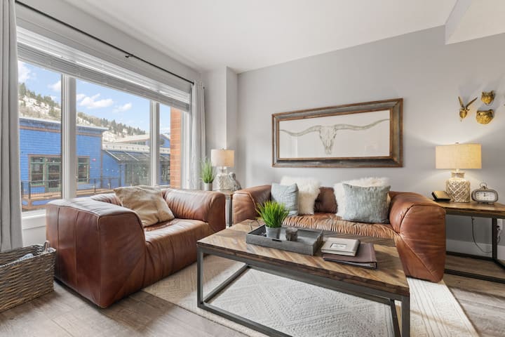 Location! Luxury Main St Condo - Walk to Town Lift