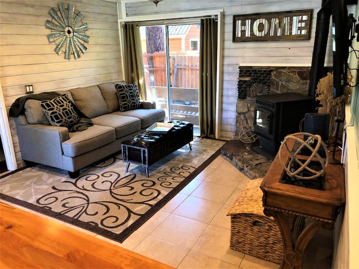 Adorable Farmhouse Condo, Best Value in Mammoth!