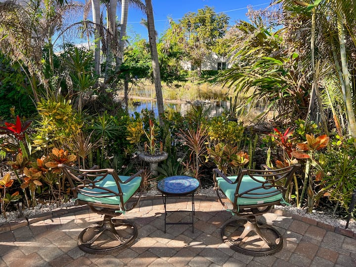Little Gem By the Beach and 5th w/Patio Old Naples