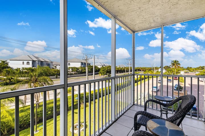Lovely 1 BR Condo steps away from Bonita Beach!