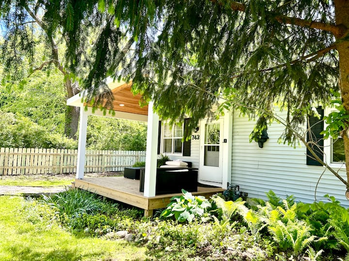 Fenced inyard! Walk downtown. Private 