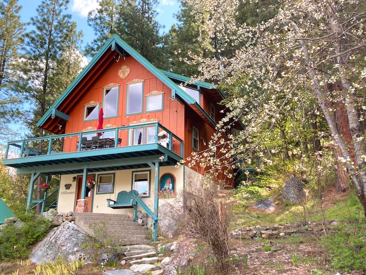 Tamarack Haus
Hot Tub, Serene Views, & Walkable!