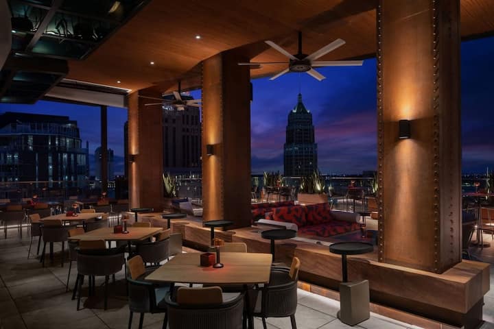 Close to River Walk + Breakfast. Gym. Restaurant.
