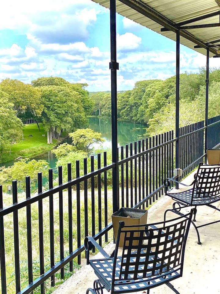 Cozy 1 bedroom cabin right by Gruene!