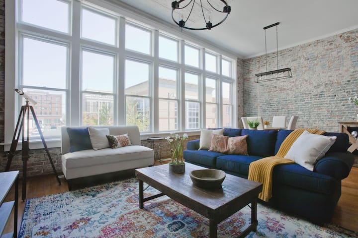 Downtown2BR-Courtyard-FREE Garage Parking-Sleeps 6