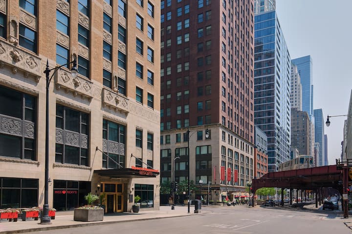 Sports Illustrated Resorts Chicago Studio King