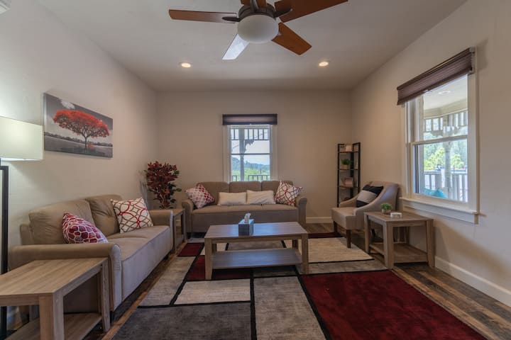 Modern 1BD apt w/ historic view of Mariposa