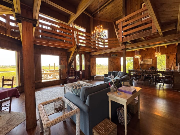 Hardwood Haven Creekhouse