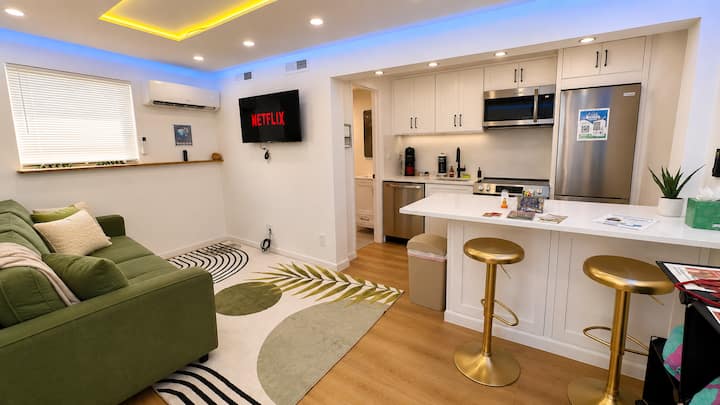 Seabreeze Studio | Full Kitchen • Steps to Beach