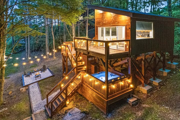 Treehouse MT Views w/ Hot Tub & Fire Pit