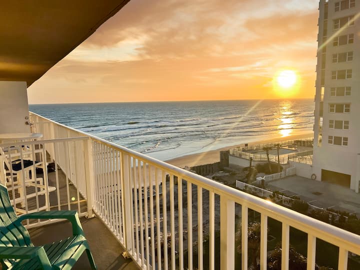 Charming Beachfront Oasis ~ Ocean Views ~ King Bed