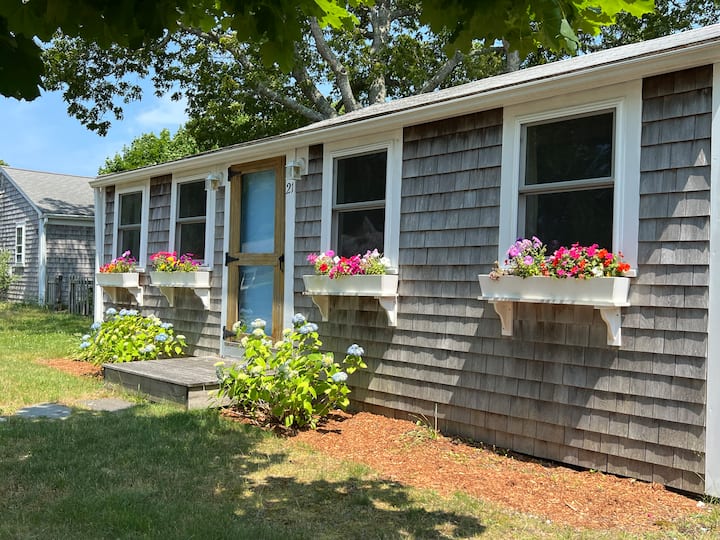 Charming Cottage near Beach and Ferry.